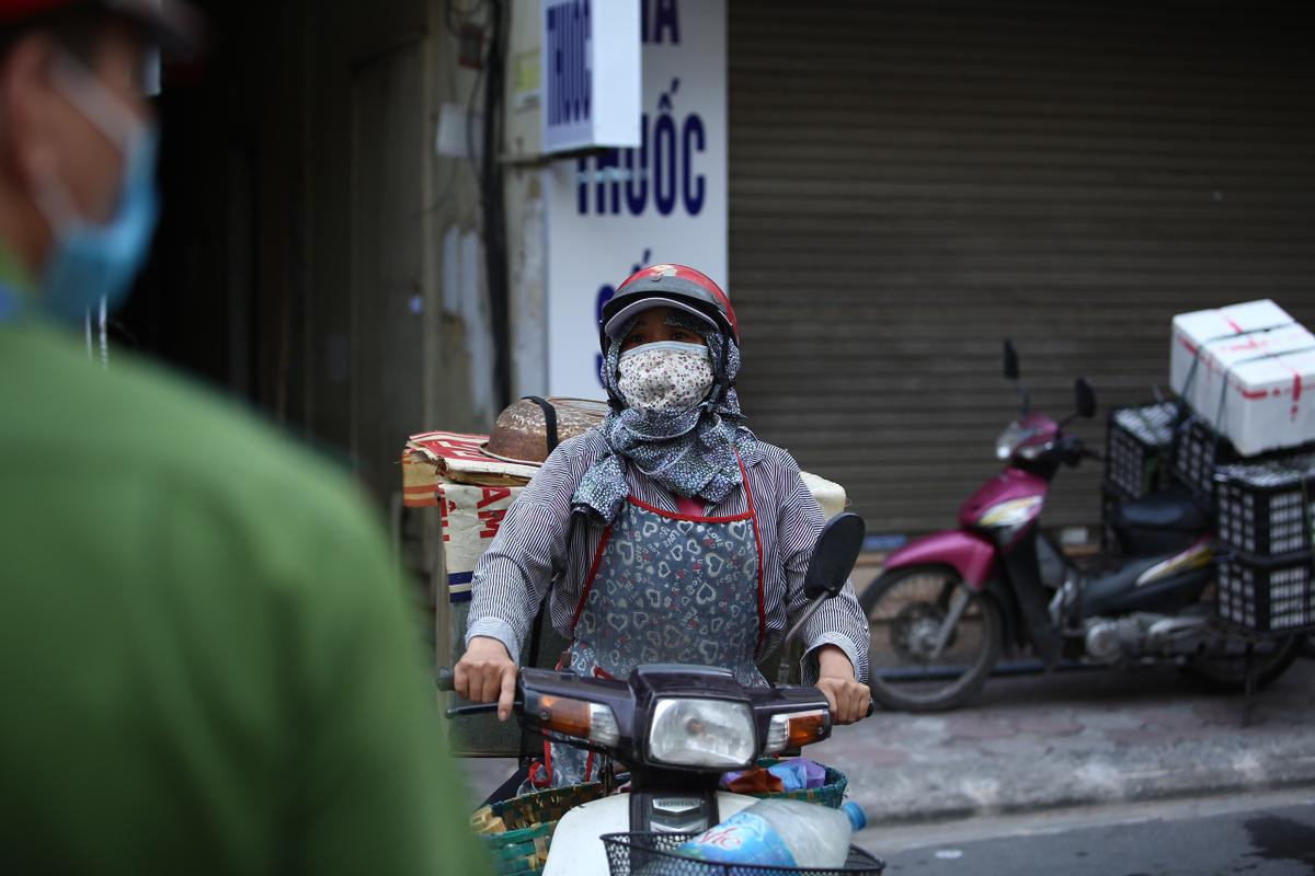 Tiểu thương Hà Nội rưng rưng nước mắt quay xe trước cổng chợ trong ngày đầu thực hiện Công điện 15 Ảnh 5