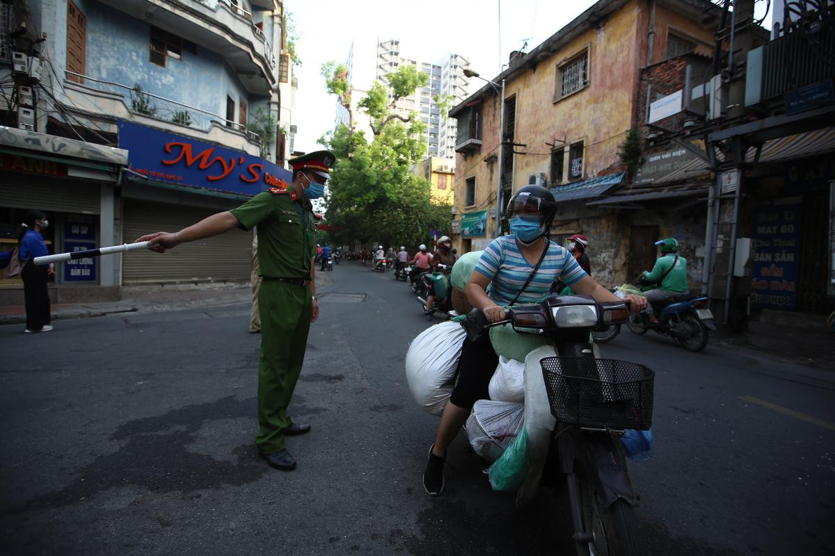 Tiểu thương Hà Nội rưng rưng nước mắt quay xe trước cổng chợ trong ngày đầu thực hiện Công điện 15 Ảnh 6