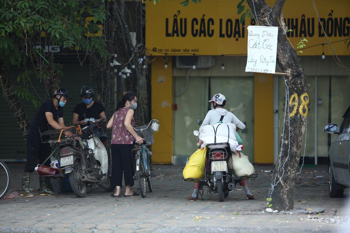 Tiểu thương Hà Nội rưng rưng nước mắt quay xe trước cổng chợ trong ngày đầu thực hiện Công điện 15 Ảnh 8