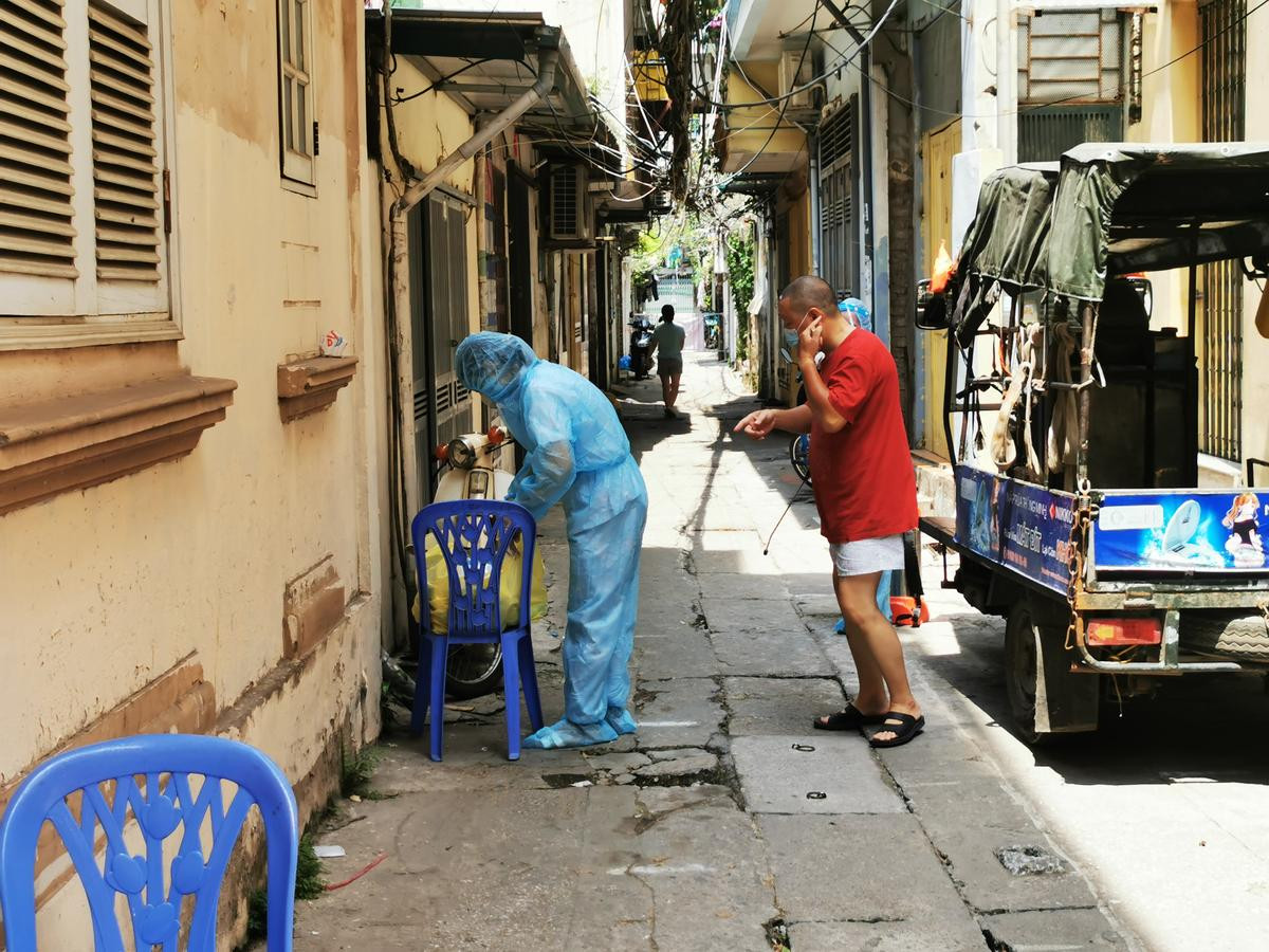 Hà Nội: Phong toả khu tập thể tại phường Tân Mai, nơi có 5 người trong một gia đình dương tính SARS-CoV-2 Ảnh 3