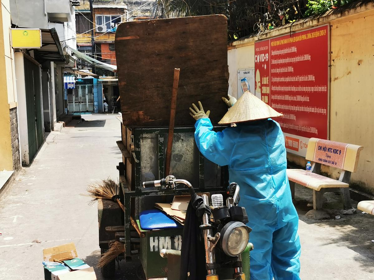 Hà Nội: Phong toả khu tập thể tại phường Tân Mai, nơi có 5 người trong một gia đình dương tính SARS-CoV-2 Ảnh 9