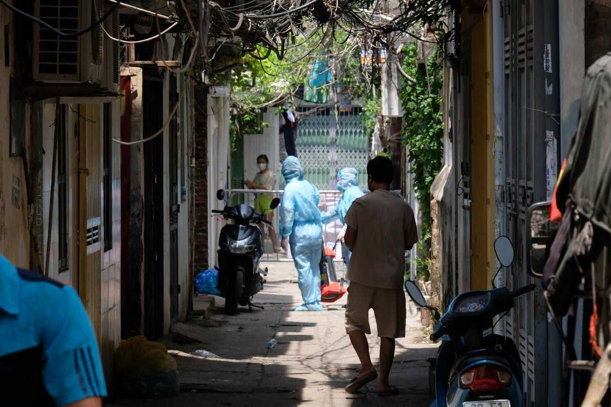 Hà Nội: Phong toả khu tập thể tại phường Tân Mai, nơi có 5 người trong một gia đình dương tính SARS-CoV-2 Ảnh 4