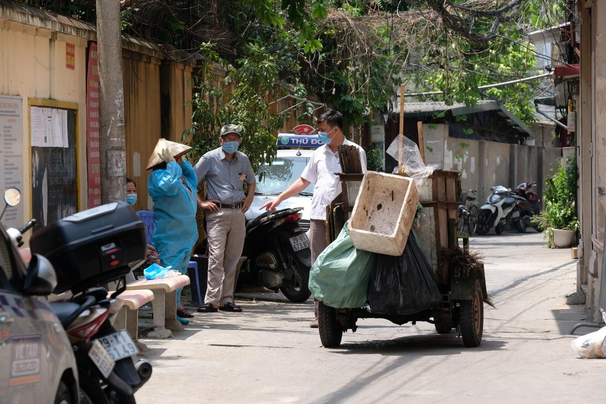 Hà Nội: Phong toả khu tập thể tại phường Tân Mai, nơi có 5 người trong một gia đình dương tính SARS-CoV-2 Ảnh 8