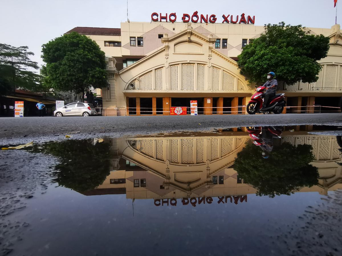 Hà Nội: Hơn 2000 gian hàng không thiết yếu tại chợ Đồng Xuân đồng loạt đóng cửa để phòng dịch Covid-19 Ảnh 1