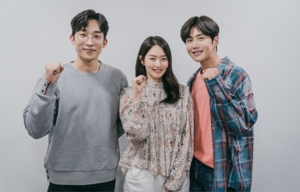 'Trai ngoan' Kim Seon Ho 'cố tình bỏ rơi' Shin Min Ah trong poster phim mới của đài tvN Ảnh 2