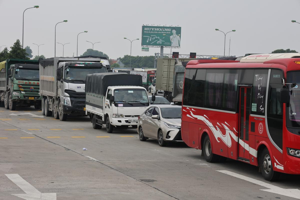 Hà Nội: Ùn tắc dài hàng km tại chốt kiểm dịch cao tốc Pháp Vân – Cầu Giẽ Ảnh 5