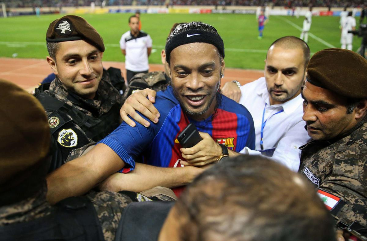 Ronaldinho nhảy múa với trái bóng trong trận Siêu kinh điển đặc biệt Ảnh 1