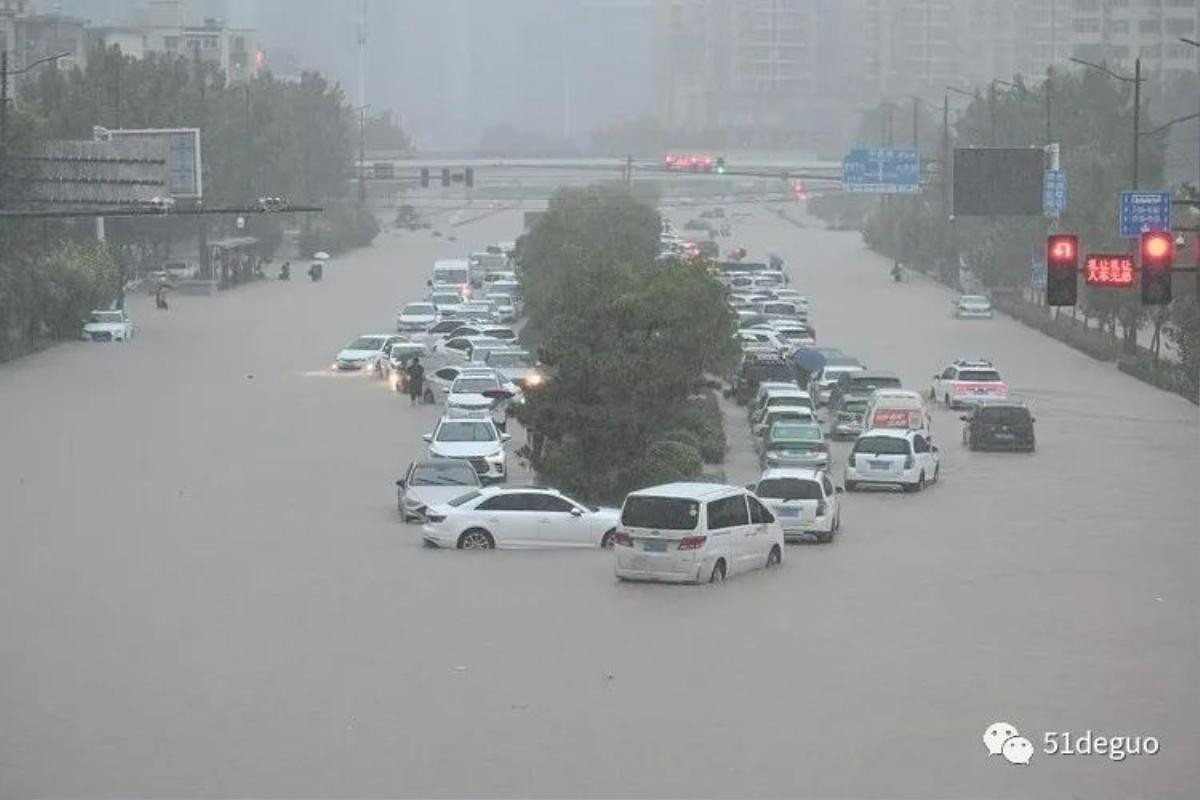 Trung Quốc: Mưa lớn nhất 60 năm, hành khách mắc kẹt trong tàu điện ngầm khi nước dâng cao tới nửa người Ảnh 1