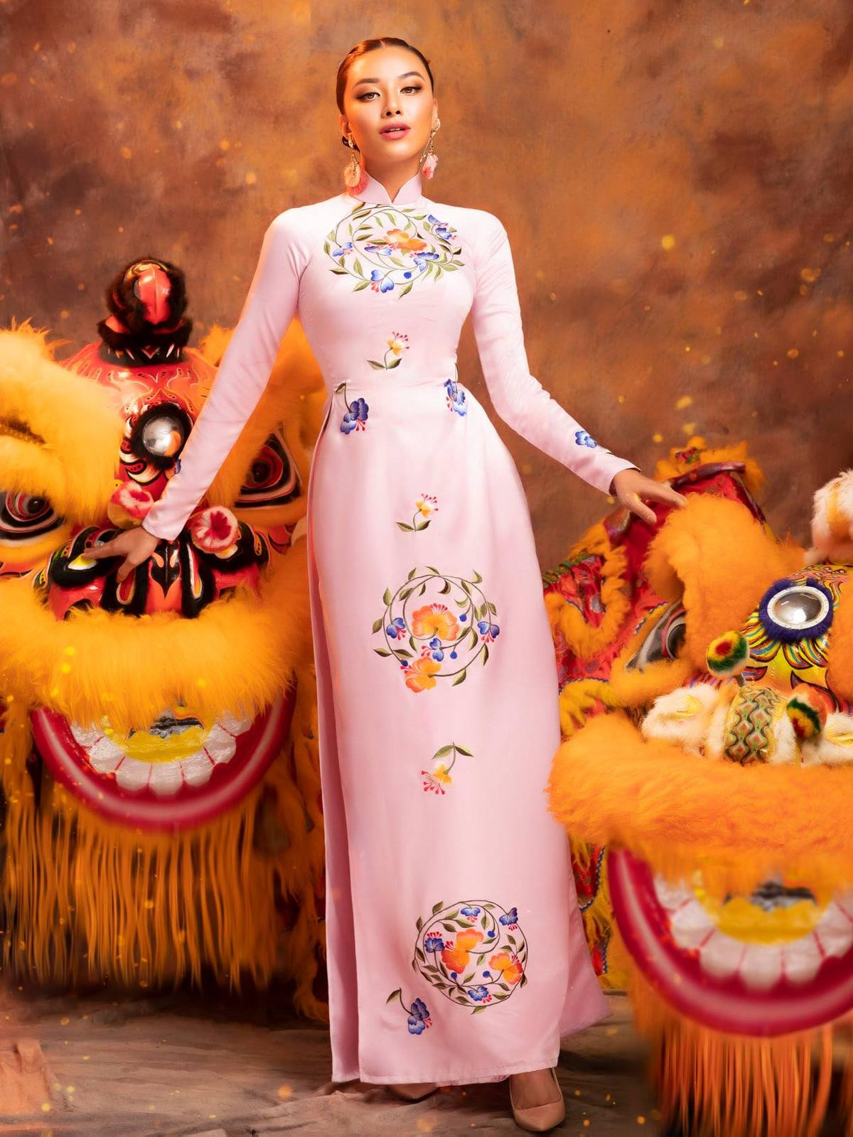 National Costume của Kim Duyên gửi tới Miss Universe mang đậm văn hóa miền Tây: Cầu kì hơn cả Kén Em Ảnh 4