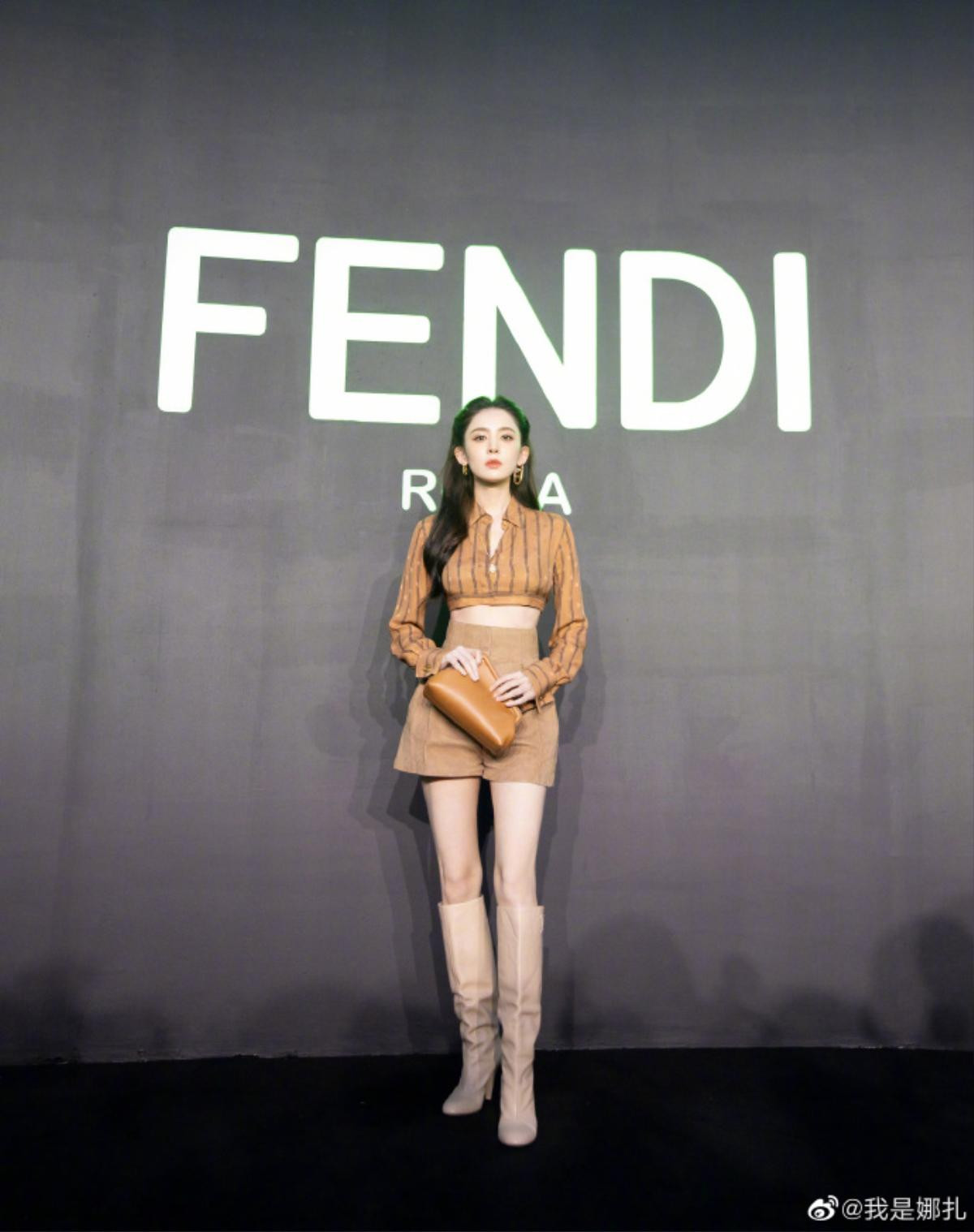 Triệu Vy ăn diện đơn giản visual kém xa đàn em Mỹ nhân Tân Cương tại show Fendi Ảnh 7