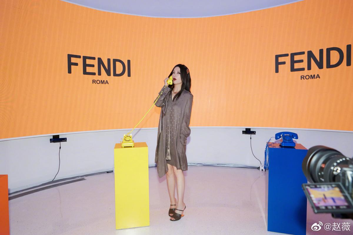 Triệu Vy ăn diện đơn giản visual kém xa đàn em Mỹ nhân Tân Cương tại show Fendi Ảnh 4