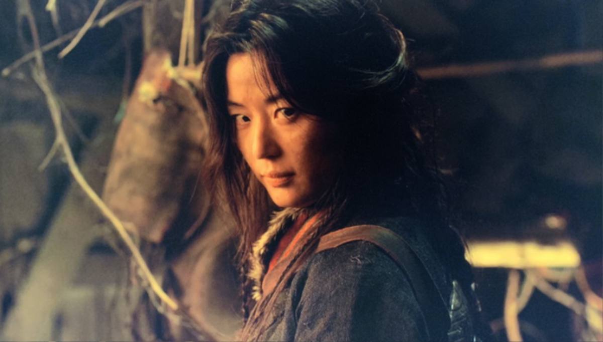 Review 'Kingdom: Ashin of the North': Ít zombie, thiếu cao trào và màn debut an toàn của Jun Ji Hyun Ảnh 1