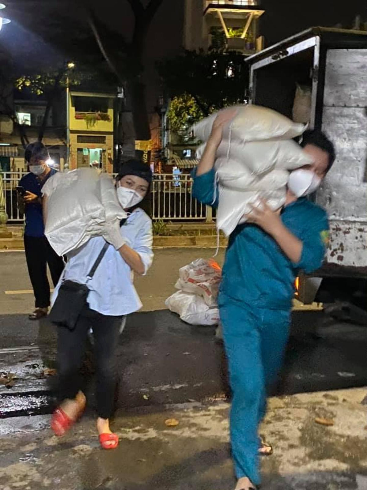 Sau đêm nhạc hát trước 10.000 F0, Phương Thanh lăn xả vác hàng trăm kg gạo cứu trợ người dân Sài Gòn Ảnh 2