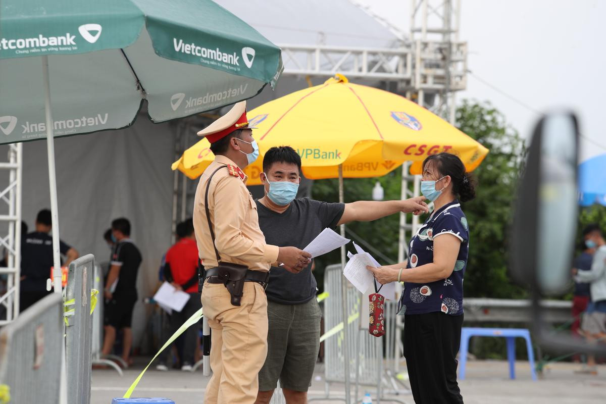 Ngày đầu giãn cách xã hội, cao tốc Pháp Vân – Cầu Giẽ ùn tắc, hàng loạt phương tiện phải quay đầu Ảnh 8