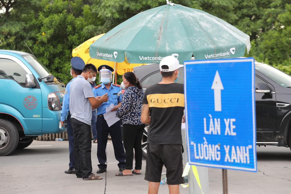 Ngày đầu giãn cách xã hội, cao tốc Pháp Vân – Cầu Giẽ ùn tắc, hàng loạt phương tiện phải quay đầu Ảnh 6