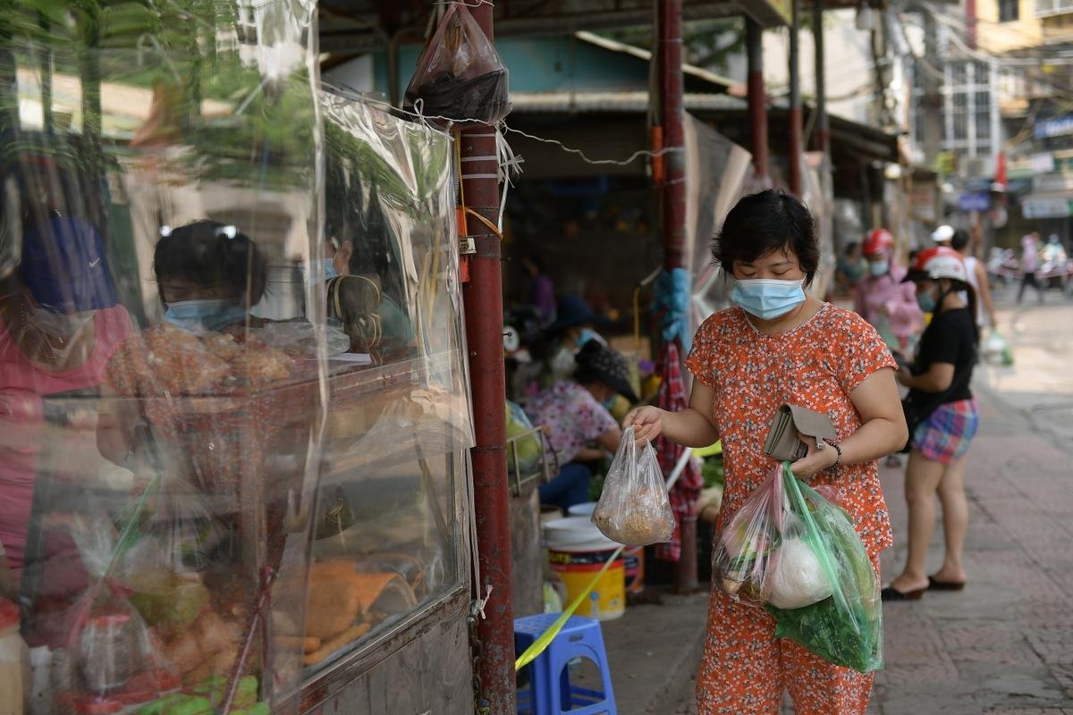 Hà Nội: Các gian hàng chợ dân sinh quây kín nilon, tránh tiếp xúc trực tiếp để phòng dịch Covid-19 Ảnh 10