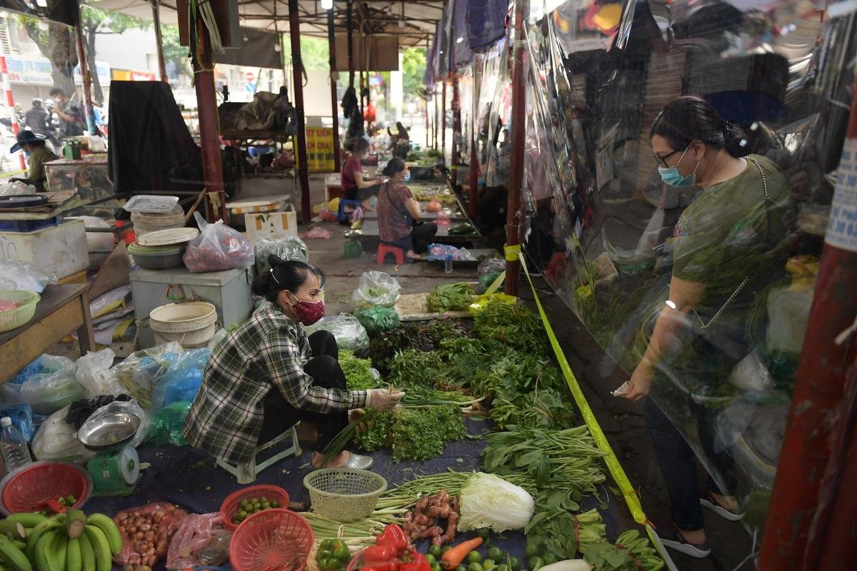 Hà Nội: Các gian hàng chợ dân sinh quây kín nilon, tránh tiếp xúc trực tiếp để phòng dịch Covid-19 Ảnh 6