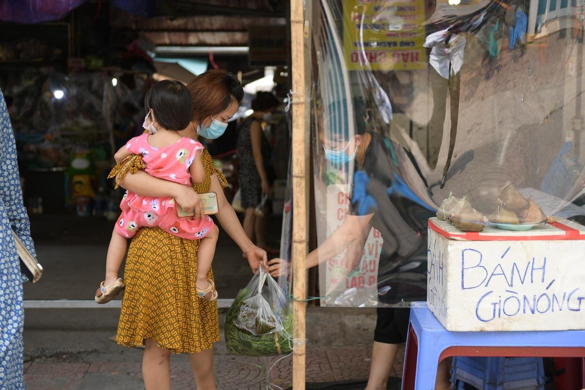 Hà Nội: Các gian hàng chợ dân sinh quây kín nilon, tránh tiếp xúc trực tiếp để phòng dịch Covid-19 Ảnh 7