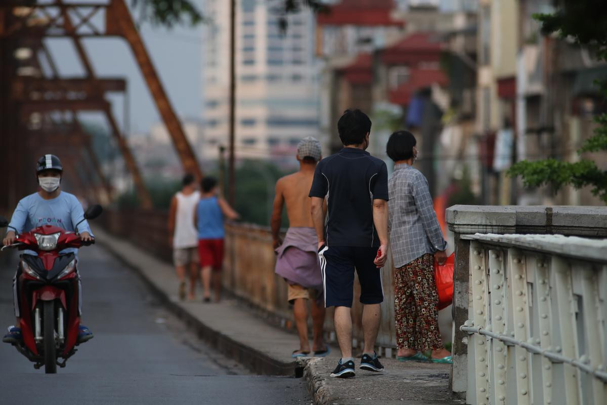 Hà Nội: Nhiều người tụ tập tại cầu Long Biên, 'tắm tiên' ở bãi tắm sông Hồng bất chấp giãn cách xã hội Ảnh 1