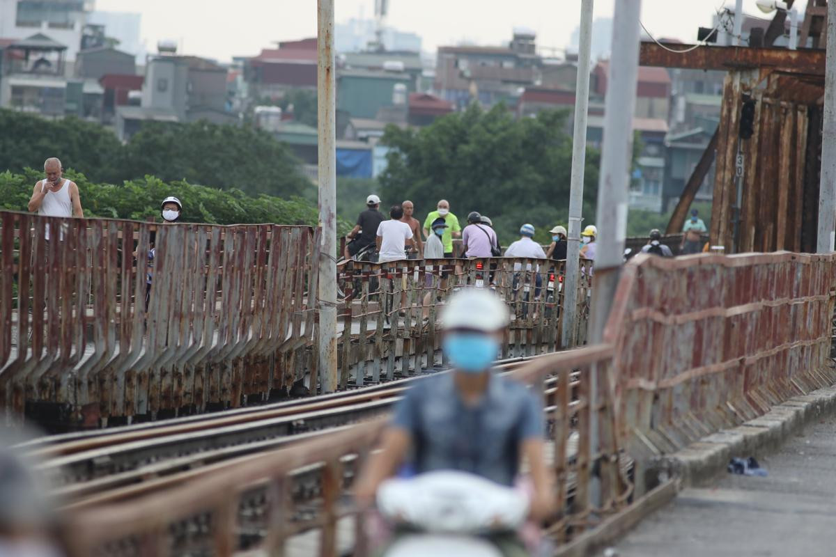 Hà Nội: Nhiều người tụ tập tại cầu Long Biên, 'tắm tiên' ở bãi tắm sông Hồng bất chấp giãn cách xã hội Ảnh 2