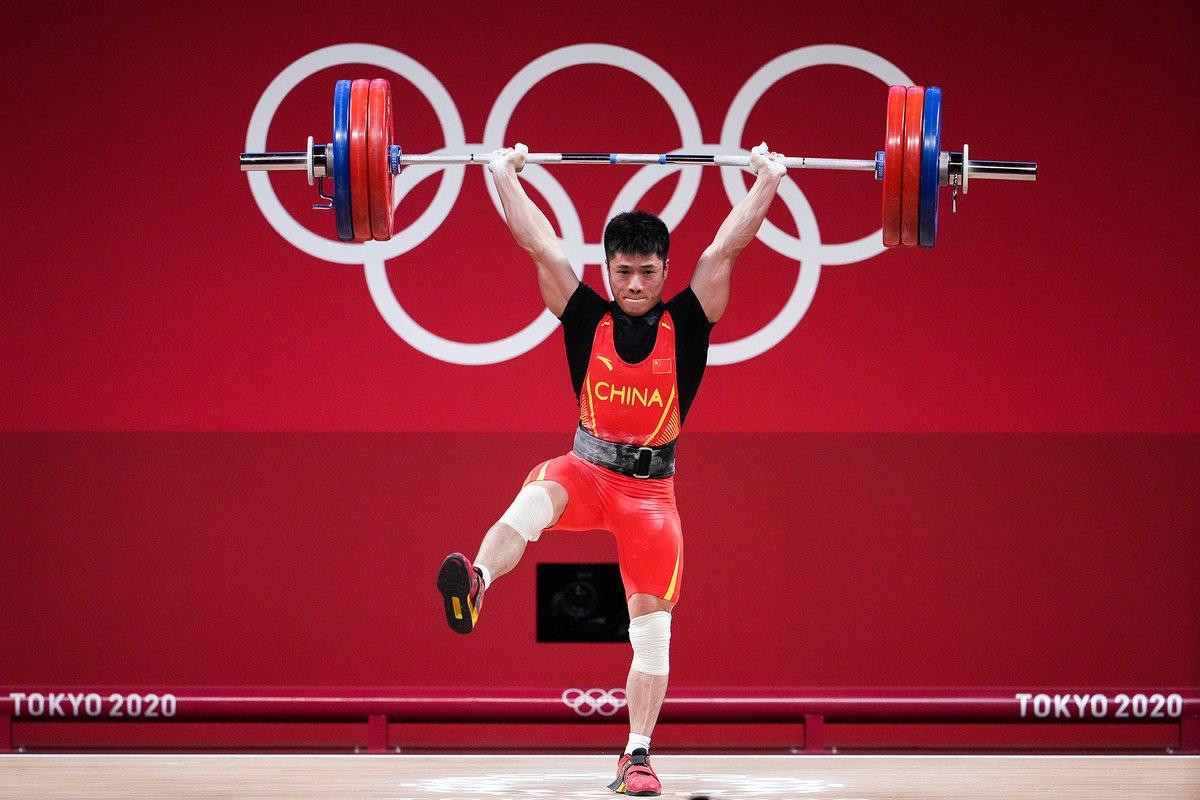 Lực sĩ Trung Quốc phá kỷ lục Olympic với màn nâng tạ cực 'dị' Ảnh 1