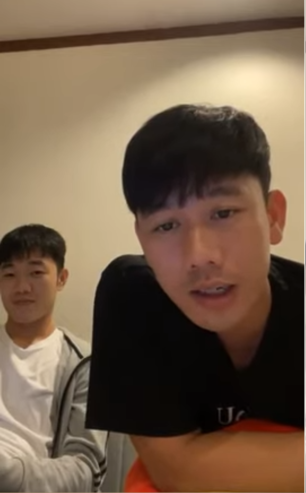 Cầu thủ Lương Xuân Trường thừa nhận 'sợ vợ' trên sóng livestream, netizen thay phiên 'trêu chọc' Ảnh 1