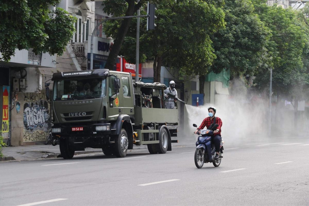 Cận cảnh binh chủng hóa học cùng xe đặc chủng phun khử khuẩn diện rộng trên địa bàn Hà Nội Ảnh 2