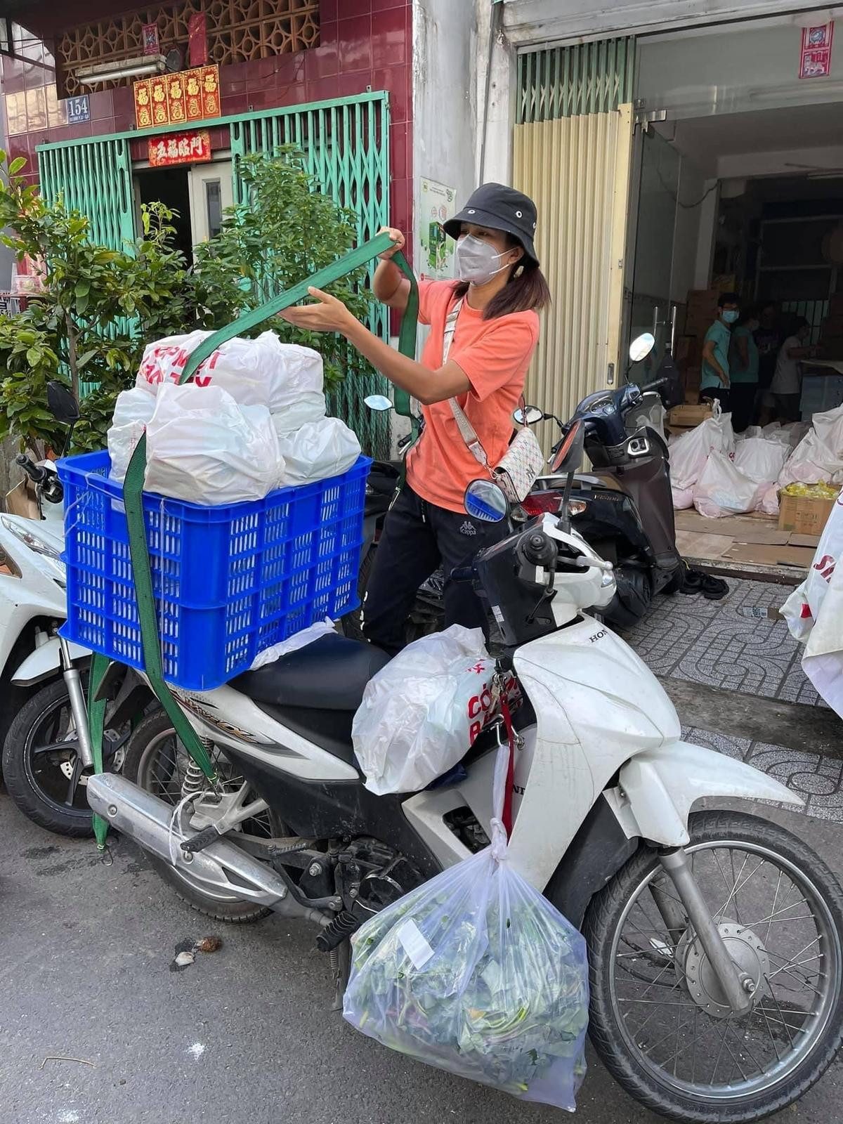 Hết đi từng nhà lấy mẫu xét nghiệm, H'Hen Niê chạy xe máy giao hàng cho người dân Ảnh 1