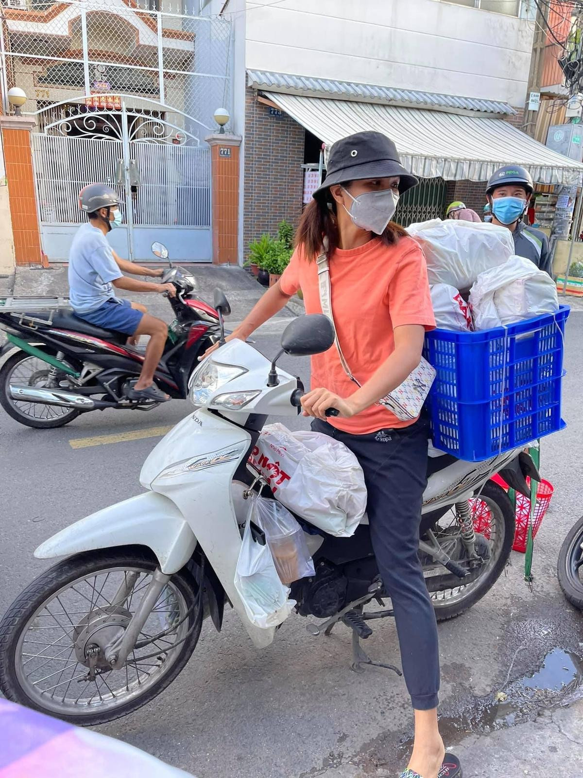 Hết đi từng nhà lấy mẫu xét nghiệm, H'Hen Niê chạy xe máy giao hàng cho người dân Ảnh 3