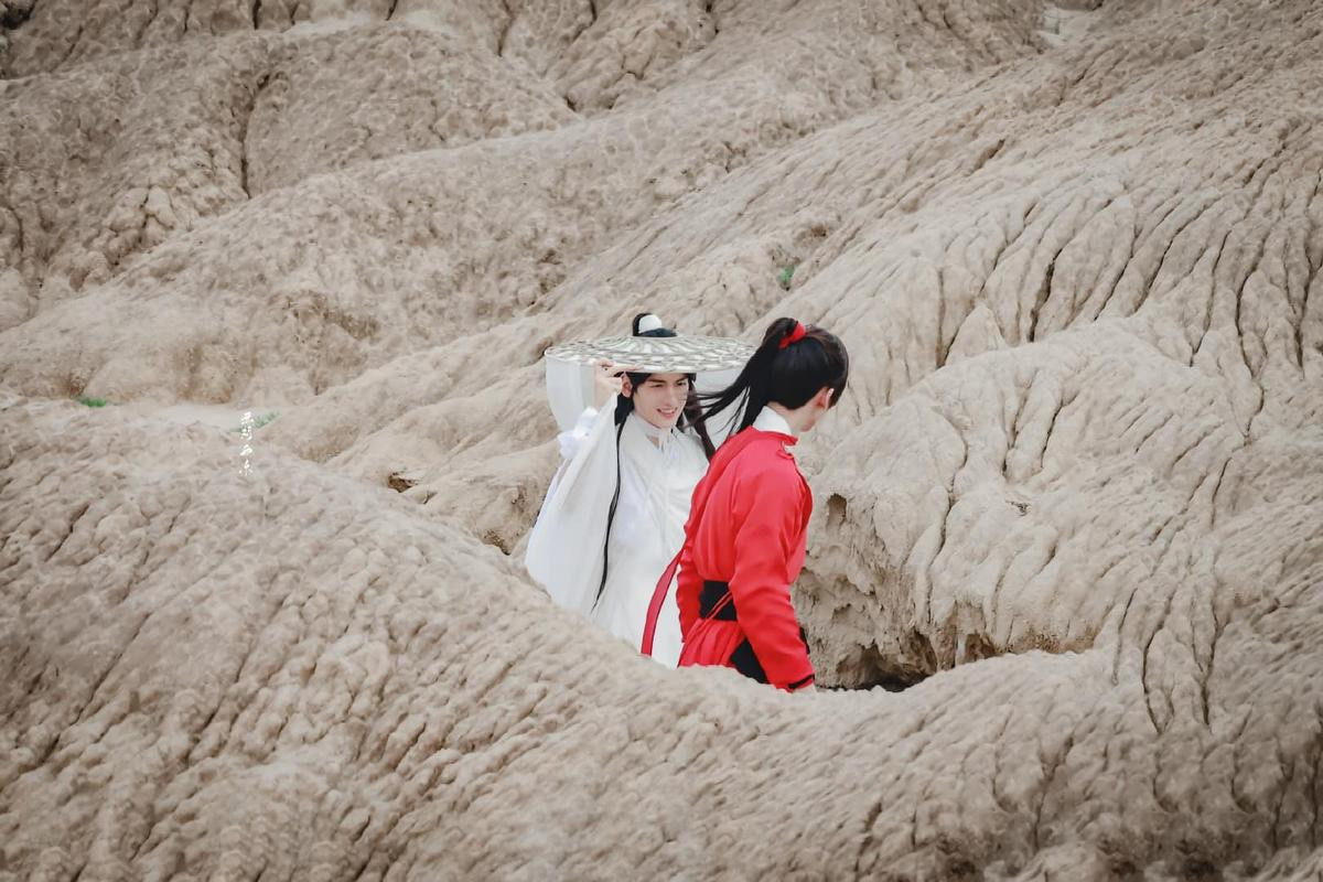 Hai 'bóng đèn' Nam Phong - Phù Dao lấp ló trong hậu trường cảnh thân mật của 'Cát tinh cao chiếu' Ảnh 4