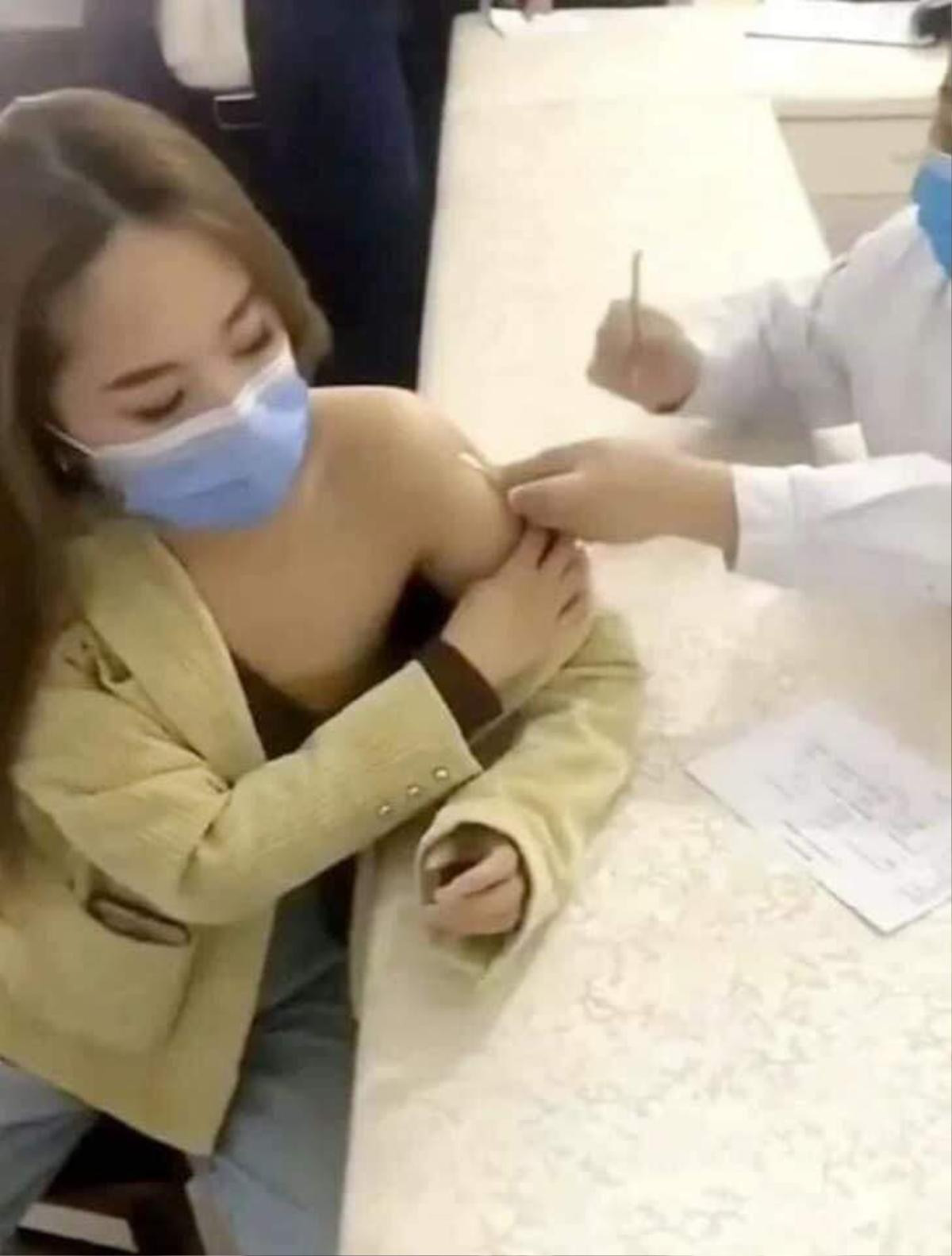 Đi tiêm vaccine Covid-19: Dàn người đẹp mặc rườm rà, 'khoe vòng 1' gây tức mắt Ảnh 2