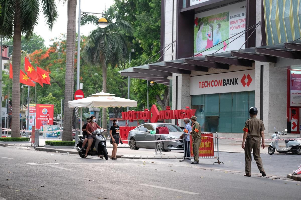 Hà Nội: Phong tỏa tạm thời Vincom Bà Triệu để truy vết liên quan bảo vệ ca nghi mắc Covid-19 Ảnh 1