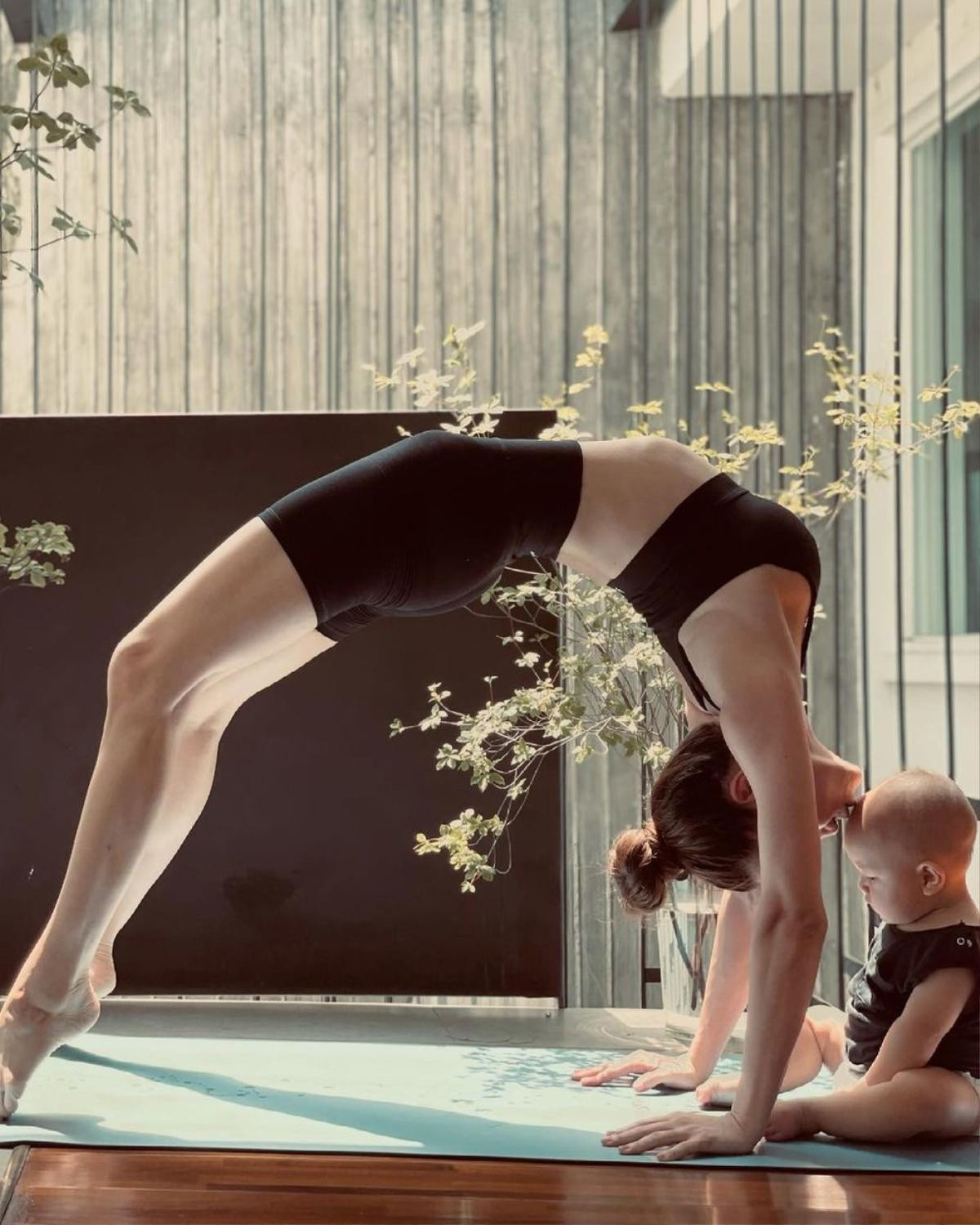 Hồ Ngọc Hà 'thả dáng' Yoga cực đỉnh, biểu cảm của Lisa khiến dân mạng chú ý hơn cả Ảnh 3