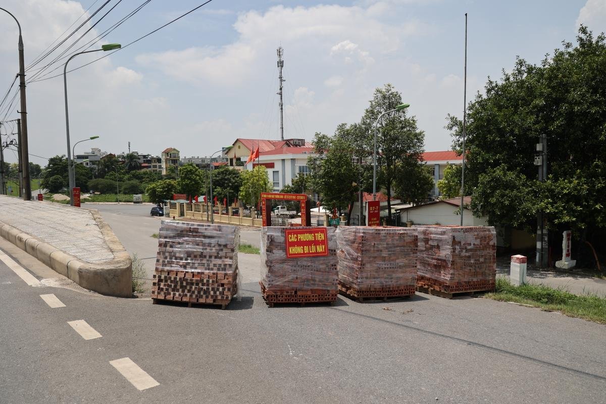 'Chốt' chống dịch 'độc lạ' bằng xe tải, gạch, thùng container và ống cống ở Hà Nội Ảnh 12