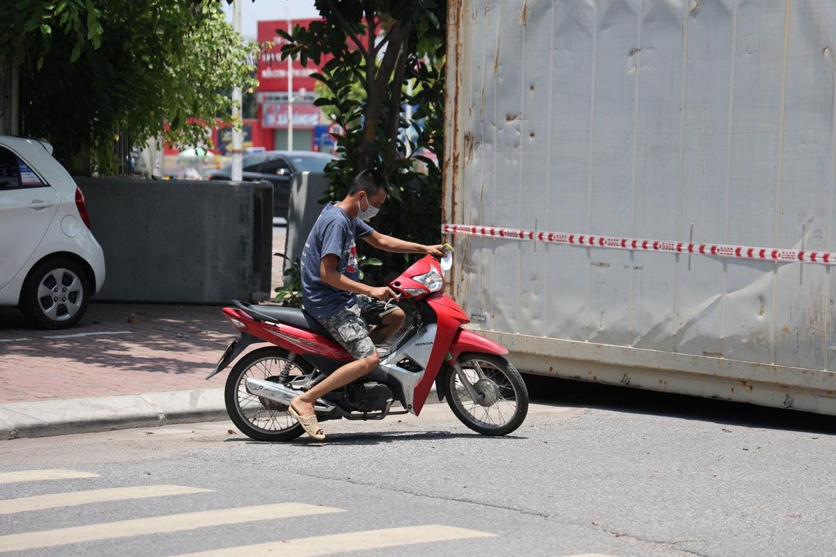 'Chốt' chống dịch 'độc lạ' bằng xe tải, gạch, thùng container và ống cống ở Hà Nội Ảnh 6