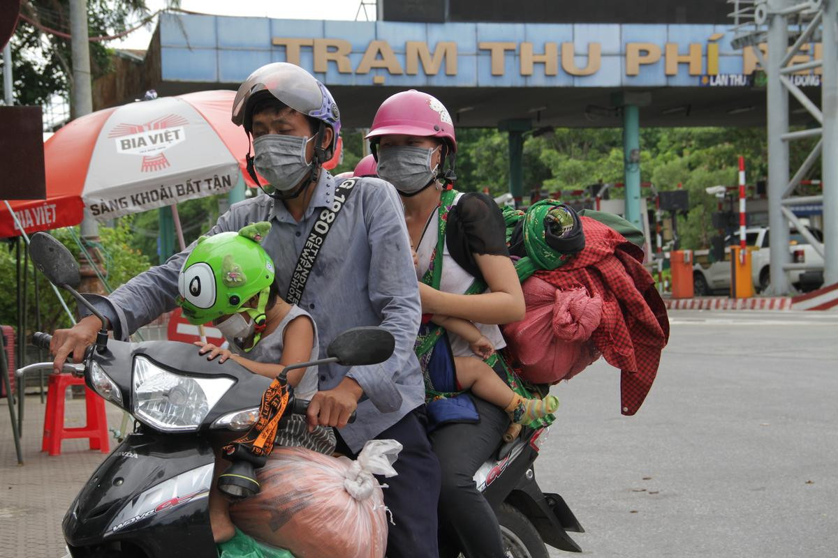 Hành trình vượt hơn 1000km của những đứa trẻ theo bố mẹ chạy dịch Ảnh 1