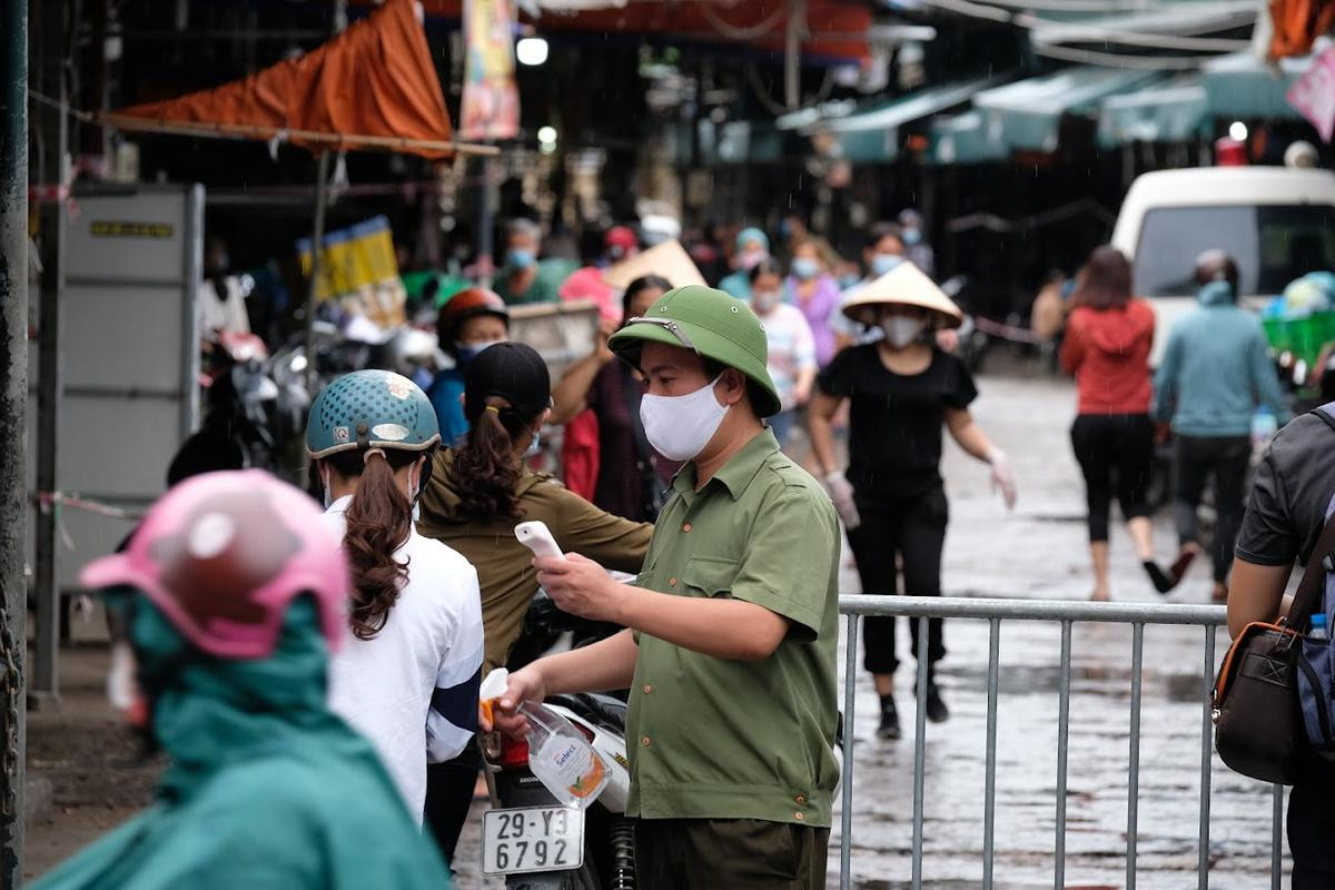 Video: Tiểu thương chợ Phùng Khoang chờ lấy mẫu xét nghiệm sau khi phát hiện ca dương tính SARS-CoV-2 Ảnh 4