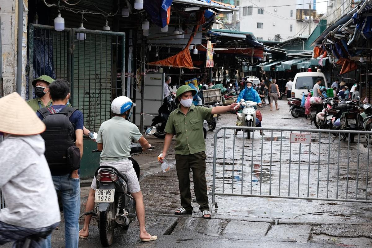 Video: Tiểu thương chợ Phùng Khoang chờ lấy mẫu xét nghiệm sau khi phát hiện ca dương tính SARS-CoV-2 Ảnh 7