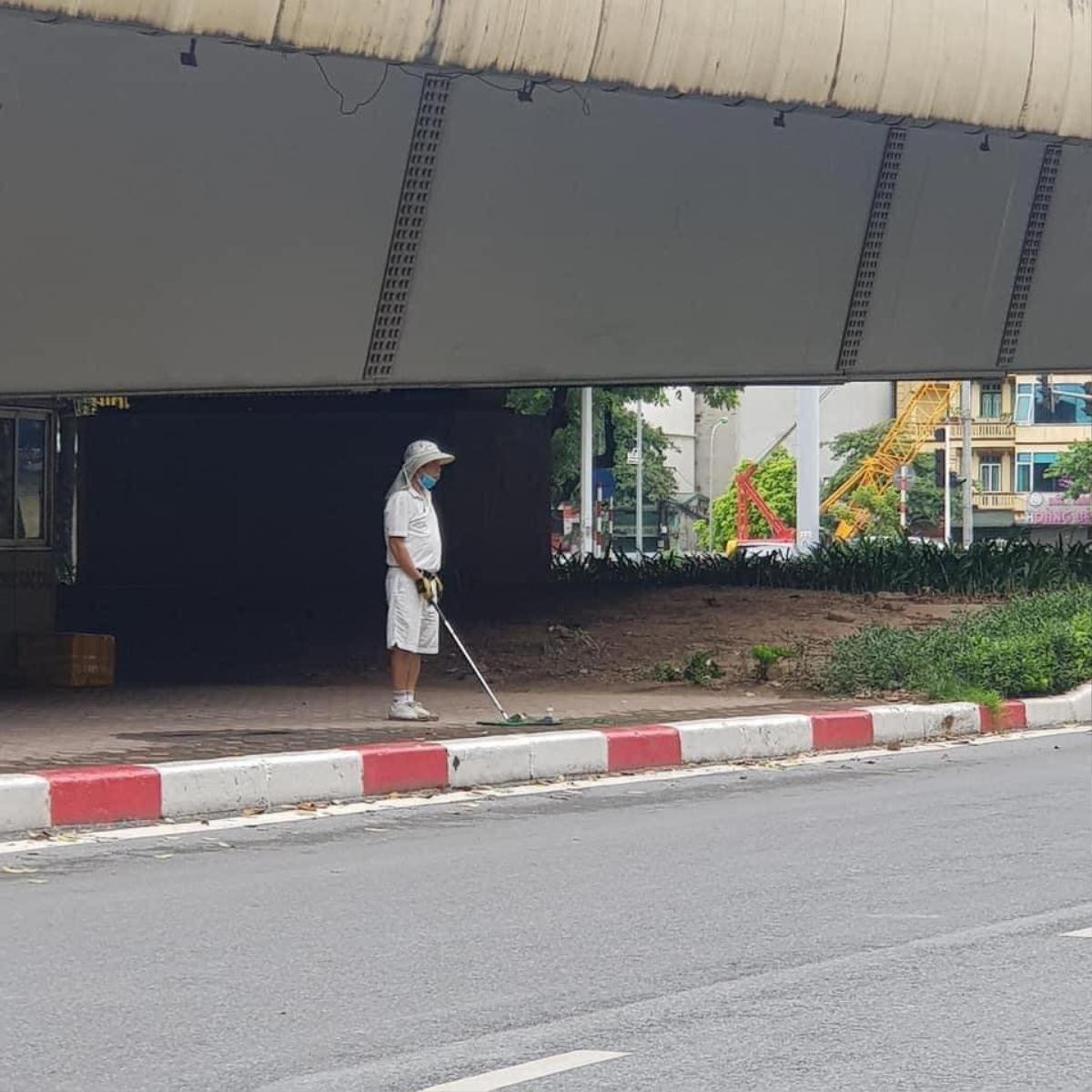 Ra gầm cầu vượt đánh golf, người đàn ông khiến dư luận ngán ngẩm: 'Một pha phát bóng lên thẳng phường' Ảnh 1