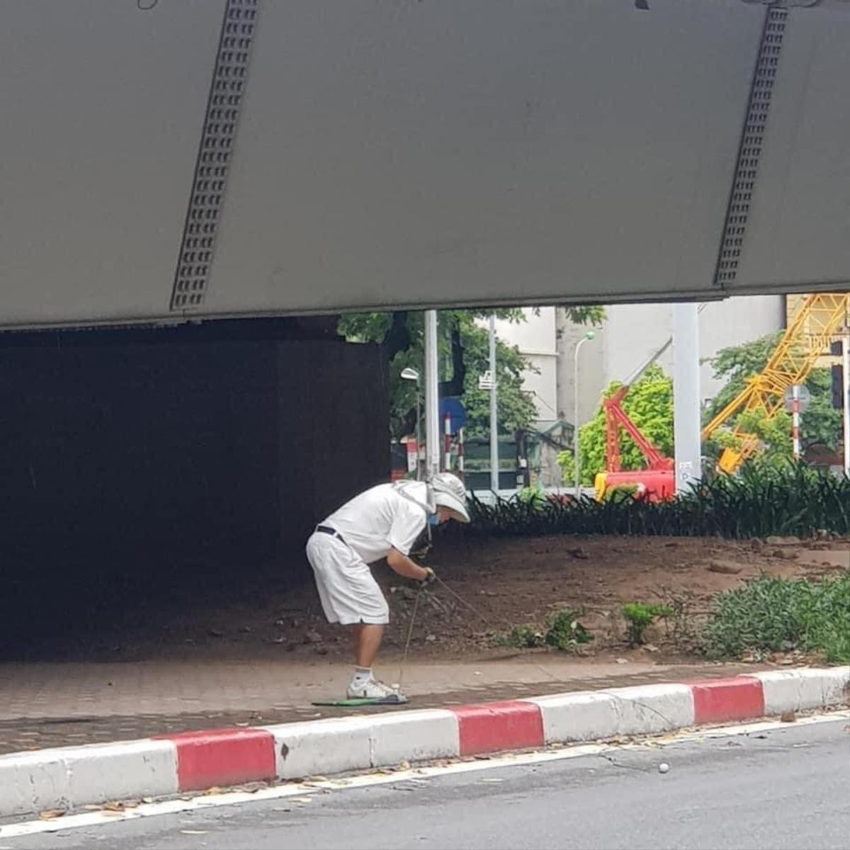 Ra gầm cầu vượt đánh golf, người đàn ông khiến dư luận ngán ngẩm: 'Một pha phát bóng lên thẳng phường' Ảnh 2