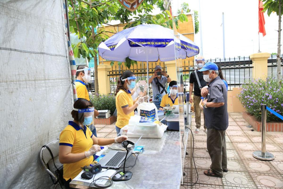 'Siêu thị 0 đồng' đầu tiên tại Hà Nội chính thức mở cửa phục vụ người dân bị ảnh hưởng bởi dịch Covid-19 Ảnh 5