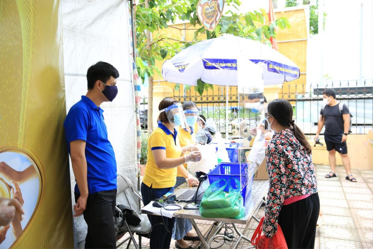 'Siêu thị 0 đồng' đầu tiên tại Hà Nội chính thức mở cửa phục vụ người dân bị ảnh hưởng bởi dịch Covid-19 Ảnh 10