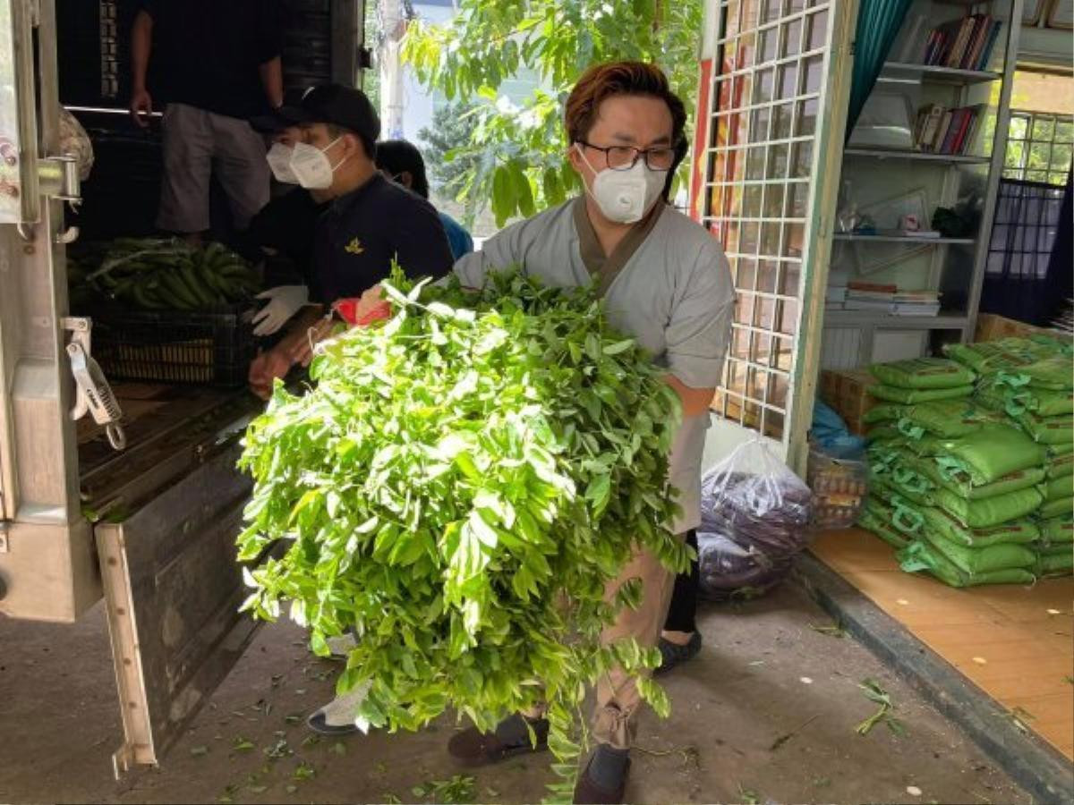 Ăn chay trường nhiều năm, MC Đại Nghĩa gặp phải 'thử thách khó' khi làm từ thiện mùa dịch Ảnh 1