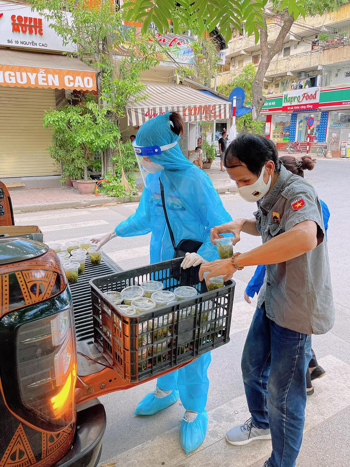 Hoa hậu Đỗ Mỹ Linh cùng Đỗ Thị Hà, Lương Thùy Linh hỗ trợ người vô gia cư mùa Covid-19 Ảnh 8