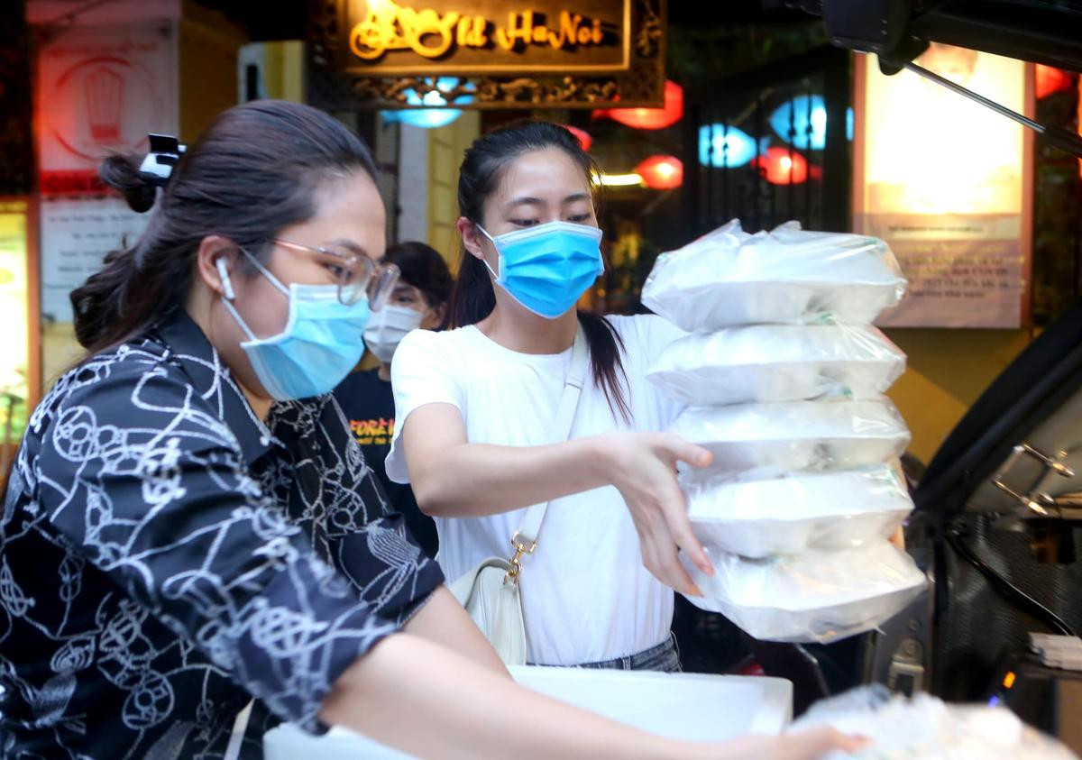 Hoa hậu Đỗ Mỹ Linh cùng Đỗ Thị Hà, Lương Thùy Linh hỗ trợ người vô gia cư mùa Covid-19 Ảnh 5