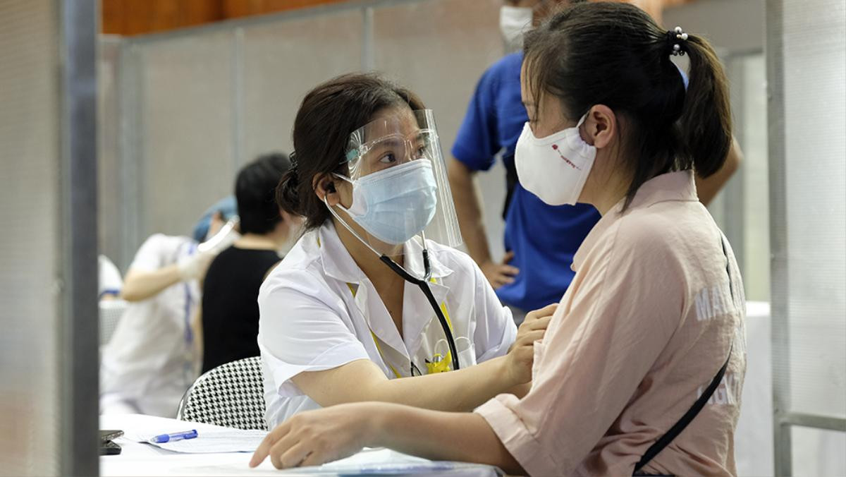 Video: Cận cảnh nhà thi đấu Trịnh Hoài Đức thành 'bệnh viện dã chiến' để tiêm vaccine cho người dân Ảnh 5