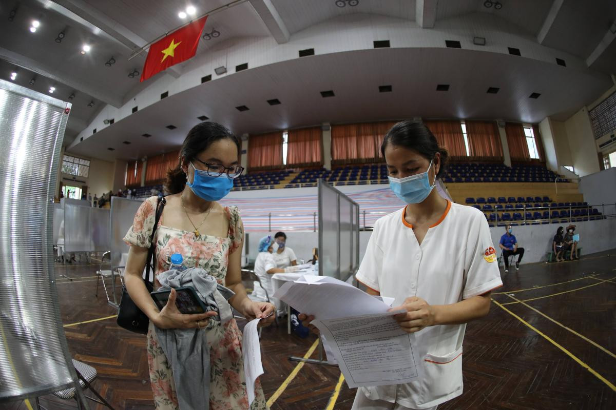 Video: Cận cảnh nhà thi đấu Trịnh Hoài Đức thành 'bệnh viện dã chiến' để tiêm vaccine cho người dân Ảnh 11