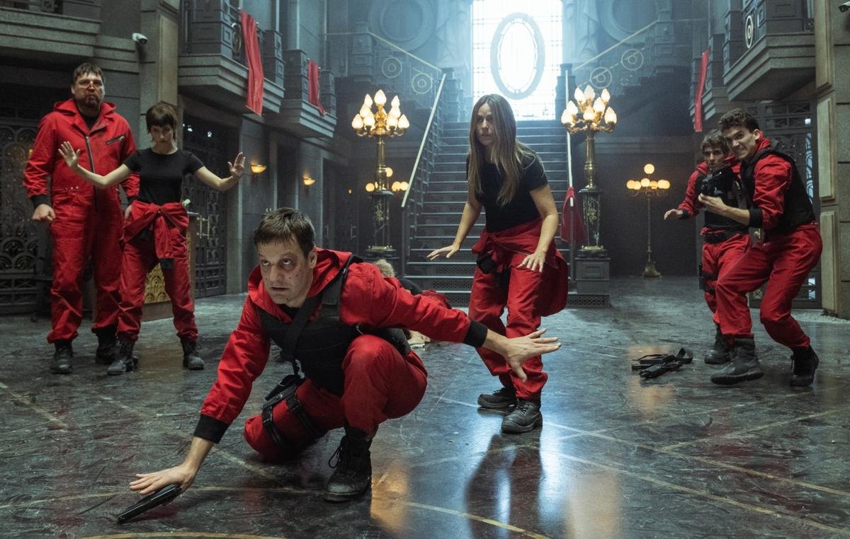 Trailer 'Money Heist' mùa 5: Giáo sư trên bờ vực sinh tử, cả băng cướp hỗn loạn như rắn mất đầu Ảnh 1