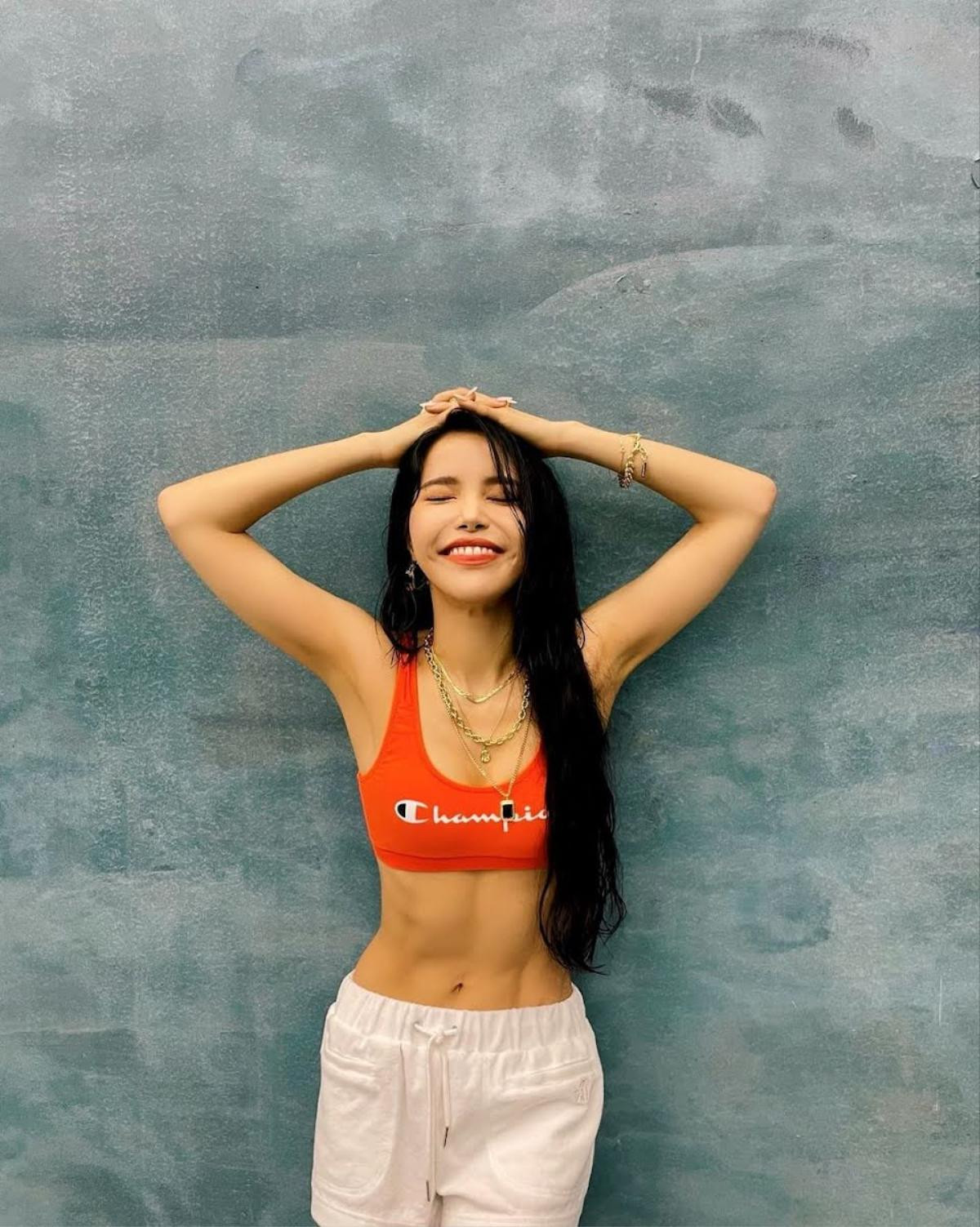 Chiêm ngưỡng body 6 múi cực 'mlem' của nữ idol Solar (MAMAMOO) Ảnh 8