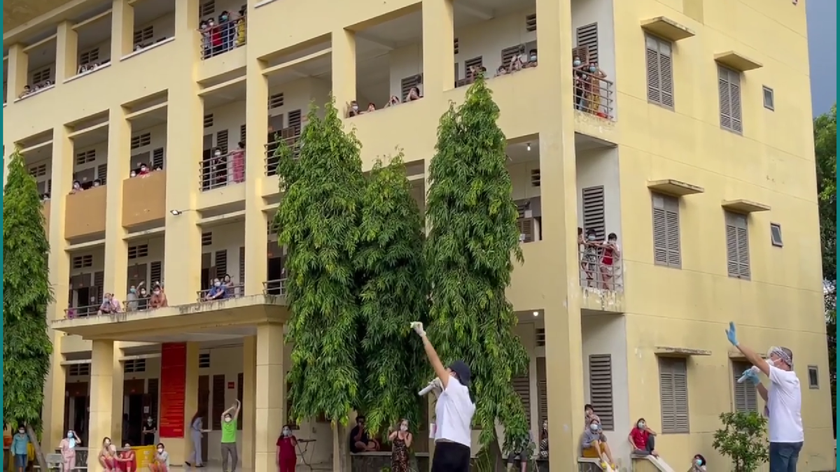 Phương Thanh lên highnote cực sung tại bệnh viện dã chiến, dùng loa kẹo kéo, ghế đá làm sân khấu Ảnh 2